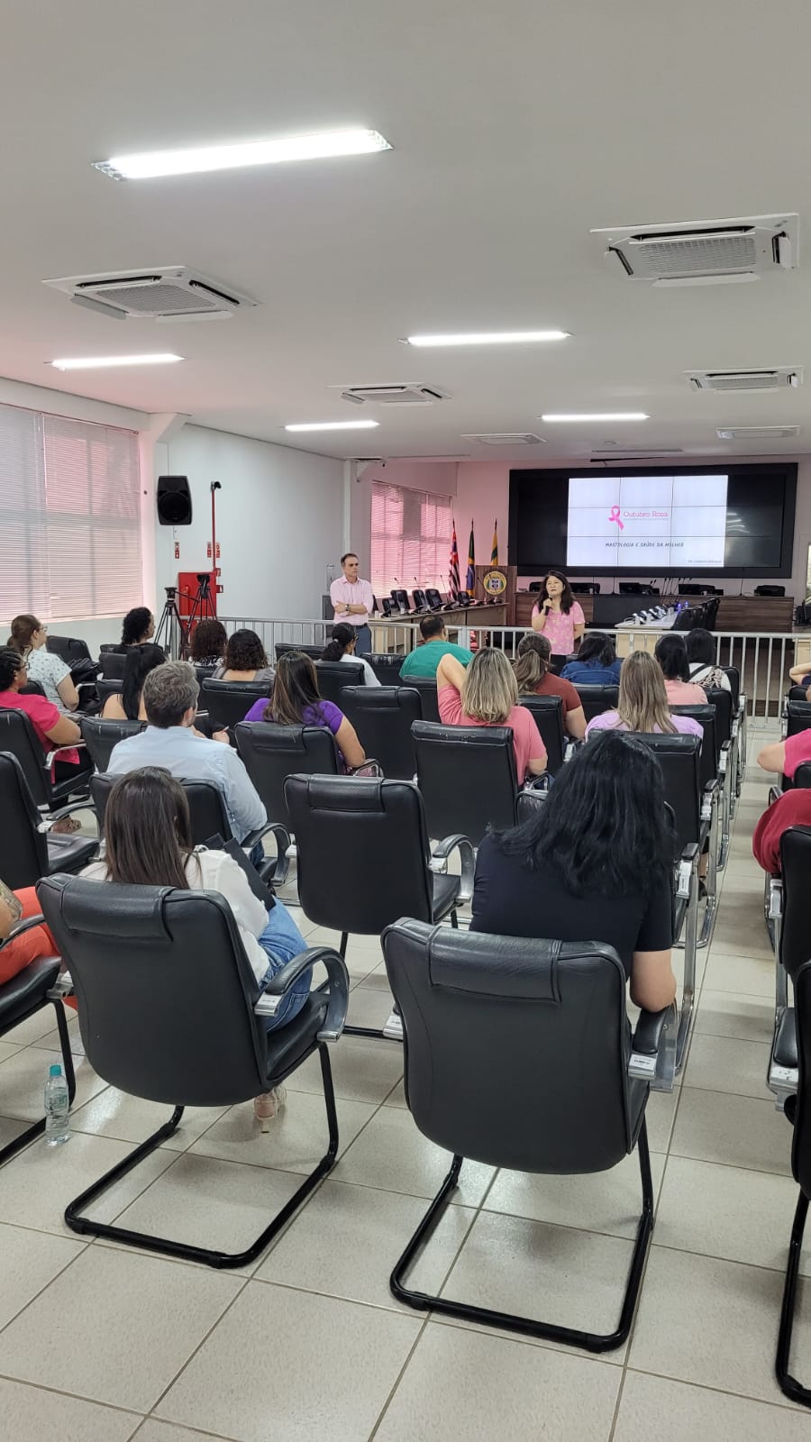 Hortolândia promove palestras sobre Outubro Rosa para equipes de saúde